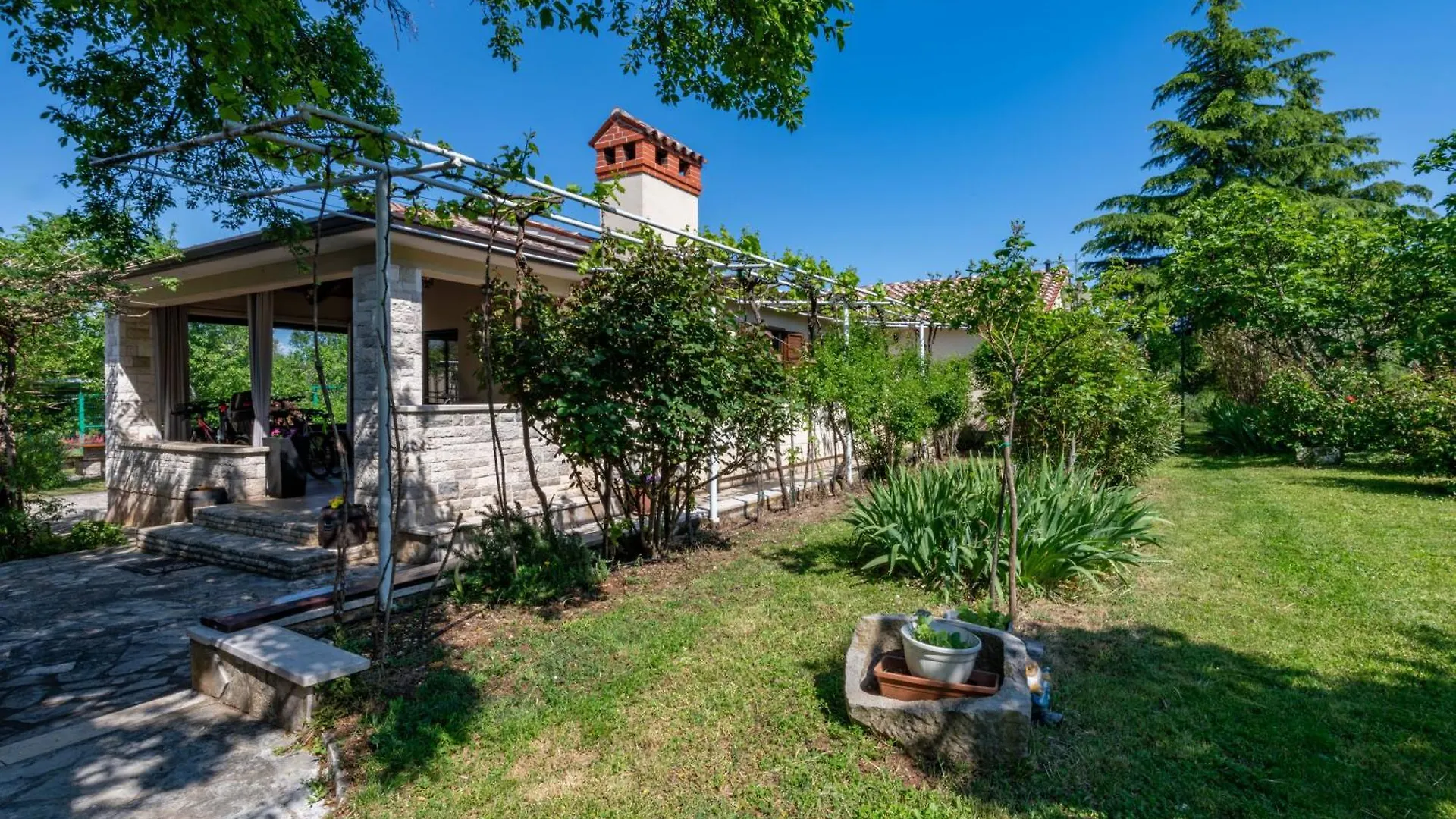 Дом отдыха Villa Mediterranea, An Idyllic New Villa With A Mediterranean Touch Vinez